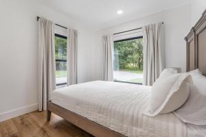 une chambre blanche avec un lit et une fenêtre dans l'établissement Ravenwood, à Killbuck