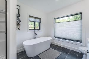 une salle de bain blanche avec une baignoire et une fenêtre dans l'établissement Ravenwood, à Killbuck 21 autres photos