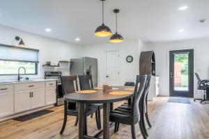 une cuisine et une salle à manger avec une table et des chaises dans l'établissement Ravenwood, à Killbuck
