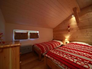 1 Schlafzimmer mit 2 Betten in einer Hütte in der Unterkunft Appartement 3 pièces - 6 pers - Proche pistes et commerces, navette gratuite - FR-1-572-19 in Arâches-la-Frasse