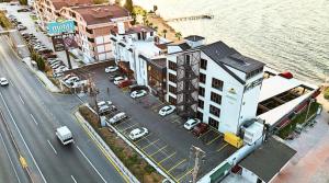 an aerial view of a building next to the water at Karamürsel Mohti Otel Fitness Organizasyon in Karamusal