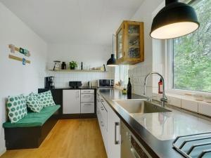 Η κουζίνα ή μικρή κουζίνα στο Holiday Home Flor - 900m from the sea by Interhome