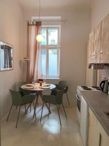 une cuisine avec une table et des chaises et une fenêtre dans l'établissement Loft-style design apartment in the heart of Berlin, à Berlin