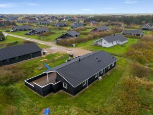 Vue de tête d'une maison en subdivision dans l'établissement Holiday Home Markku - 400m from the sea by Interhome, à Harboør 49 autres photos