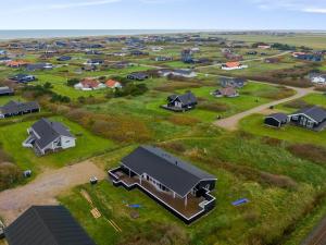 une vue aérienne d'une maison dans un lotissement dans l'établissement Holiday Home Markku - 400m from the sea by Interhome, à Harboør