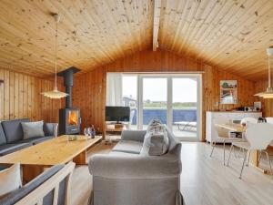 TV a/nebo společenská místnost v ubytování Holiday Home Joern - 300m from the sea by Interhome