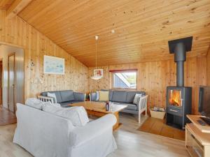 Posezení v ubytování Holiday Home Joern - 300m from the sea by Interhome