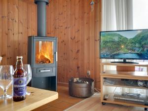 TV a/nebo společenská místnost v ubytování Holiday Home Joern - 300m from the sea by Interhome