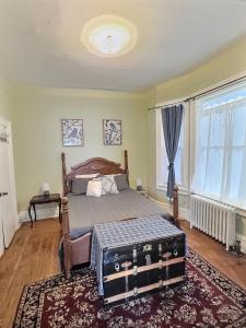 Кровать или кровати в номере Historic LaSalle Downtown