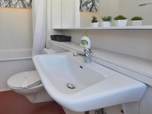 Ένα μπάνιο στο Apartment Fenris - 200m from the sea by Interhome