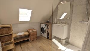 a bathroom with a washing machine and a washer at Grape Escape - Appartement avec Terrasse et Garage in Rouffach