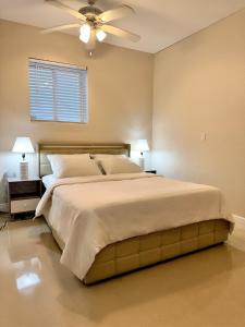 a bedroom with a large bed with a ceiling fan at Downtown Miami full apartment with kitchen in Miami
