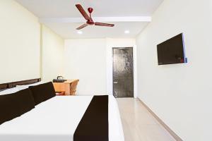 a bedroom with a bed and a ceiling fan at Super Collection O Guduvancheri Railway Station in Chennai +46 photos