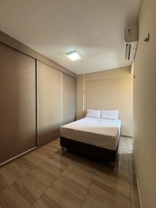 a small bedroom with a bed in a room at Quartos Privativos e Transporte para COP30 in Belém
