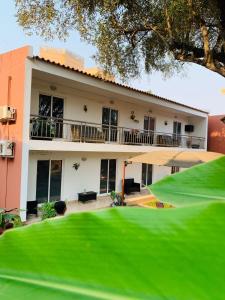 una casa con un grande prato davanti di Residencial Paraíso a Luanda