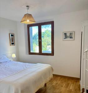 una camera da letto con un letto e una finestra di Mas au calme près de Pézenas a Saint-Pons-de-Mauchiens