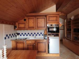 Kuchyň nebo kuchyňský kout v ubytování 4 pièces spacieux bien équipé avec Wi-Fi et parking, au pied du ski bus - FR-1-572-241 + 14 fotografií