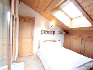 Postel nebo postele na pokoji v ubytování 4 pièces spacieux bien équipé avec Wi-Fi et parking, au pied du ski bus - FR-1-572-241