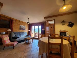 Ruang duduk di Appartement 3 pièces cosy, 6 personnes, près de la piscine et du ski bus, parking inclus. - FR-1-572-285