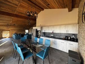 Kuchyň nebo kuchyňský kout v ubytování Appartement de standing, au pied des pistes avec parking et WIFI, Les Carroz d'Arâches - FR-1-572-280