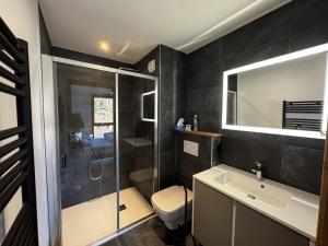 Koupelna v ubytování Appartement de standing, au pied des pistes avec parking et WIFI, Les Carroz d'Arâches - FR-1-572-280 + 9 fotografií