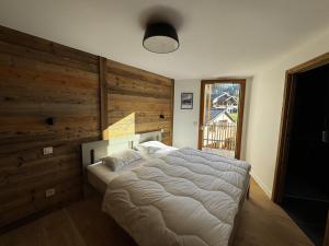 Postel nebo postele na pokoji v ubytování Appartement de standing, au pied des pistes avec parking et WIFI, Les Carroz d'Arâches - FR-1-572-280