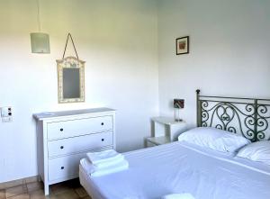 Katil atau katil-katil dalam bilik di Beach House 100 meters from the sea +12 gambar