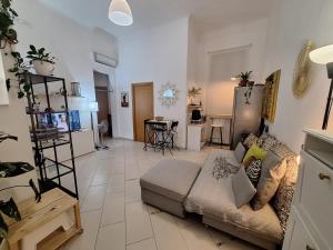 バーリにあるDimora turistica via Tanzi 27 Bariのソファとテーブルのあるリビングルーム