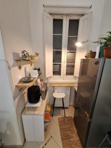 バーリにあるDimora turistica via Tanzi 27 Bariの冷蔵庫とテーブルのある小さなキッチン +81枚の写真