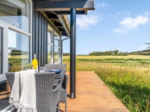una mesa de comedor en un porche con vistas a un campo en Holiday Home Hildegardt - 1km from the sea by Interhome, en Løkken 19 fotos más
