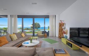 TV a/nebo společenská místnost v ubytování Villa Ramann, Rhodes
