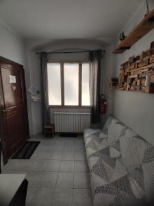 a living room with a bed and a window at Appartamento Gigio - Incisa Valdarno in Vivajo