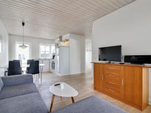 Η κουζίνα ή μικρή κουζίνα στο Apartment Haghni - 200m from the sea by Interhome +5 φωτογραφίες