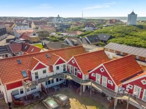 ロッケンにあるApartment Poulsen - 200m from the sea by Interhomeの赤い屋根の家屋