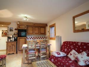 ein Wohnzimmer mit Couch und Küche in der Unterkunft 3 pièces, 6 pers, animaux admis, parking, vue sur piscine - FR-1-572-5 in Arâches-la-Frasse