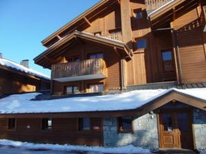 ein großes Haus mit Schnee auf dem Dach in der Unterkunft 3 pièces, 6 pers, animaux admis, parking, vue sur piscine - FR-1-572-5 in Arâches-la-Frasse