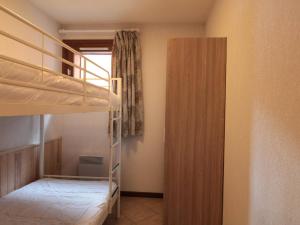 1 Schlafzimmer mit 2 Etagenbetten und einem Schrank in der Unterkunft Appartement Central 6 Pers, Parking, Ascenseur, Proche Pistes et Commerces - FR-1-572-22 in Les Carroz d'Araches