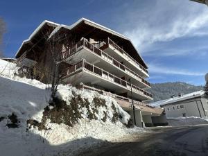 ein Gebäude auf einem schneebedeckten Hügel in der Unterkunft Appartement Central 6 Pers, Parking, Ascenseur, Proche Pistes et Commerces - FR-1-572-22 in Les Carroz d'Araches + 6 Fotos