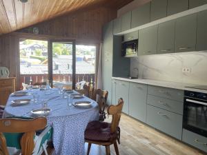 eine Küche mit einem Tisch und einer blauen Tischdecke darauf in der Unterkunft Duplex lumineux 3 pièces, 7 pers, 3 balcons, proche pistes et commerces, parking, ski bus - FR-1-572-72 in Arâches-la-Frasse