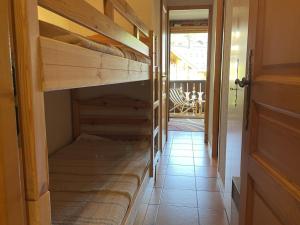 ein paar Etagenbetten in einem Zimmer in der Unterkunft Duplex lumineux 3 pièces, 7 pers, 3 balcons, proche pistes et commerces, parking, ski bus - FR-1-572-72 in Arâches-la-Frasse