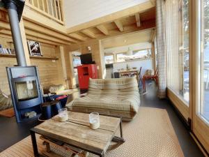 ein Wohnzimmer mit Couch und Fernseher in der Unterkunft Chalet indépendant 8 pers, déco moderne, proche centre et remontées, terrasse sud-ouest - FR-1-572-32 in Arâches-la-Frasse