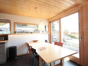 eine Küche und ein Esszimmer mit einem Holztisch in der Unterkunft Chalet indépendant 8 pers, déco moderne, proche centre et remontées, terrasse sud-ouest - FR-1-572-32 in Arâches-la-Frasse + 11 Fotos