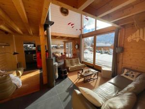 ein Wohnzimmer mit Sofas und einem Kamin in einer Hütte in der Unterkunft Chalet indépendant 8 pers, déco moderne, proche centre et remontées, terrasse sud-ouest - FR-1-572-32 in Arâches-la-Frasse