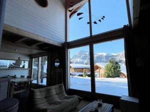 ein Wohnzimmer mit einem großen Fenster mit Bergblick in der Unterkunft Chalet indépendant 8 pers, déco moderne, proche centre et remontées, terrasse sud-ouest - FR-1-572-32 in Arâches-la-Frasse