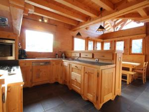 Dapur atau dapur kecil di Chalet cosy 12 pers. à 1km des pistes, 5 ch., WiFi, cheminée, abri voiture - FR-1-572-30 +8 gambar