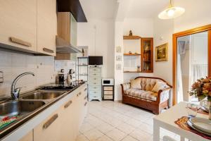 a kitchen with a sink and a couch in a room at La Casa di Ale 1 - Castelli Romani in Marino