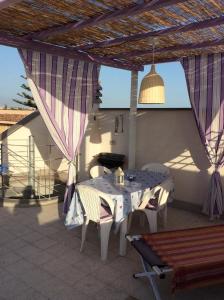 Un patio sau altă zonă în aer liber la Dolce casa di Elena