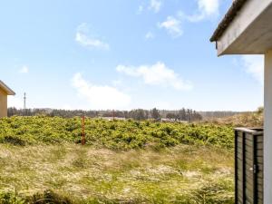 ロッケンにあるHoliday Home Majvor - 100m from the sea by Interhomeの家屋付緑畑 +16枚の写真