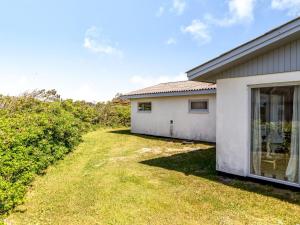 ロッケンにあるHoliday Home Majvor - 100m from the sea by Interhomeの建物の隣の庭付きの家
