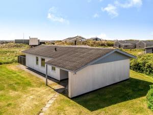 ロッケンにあるHoliday Home Majvor - 100m from the sea by Interhomeの白屋根・庭